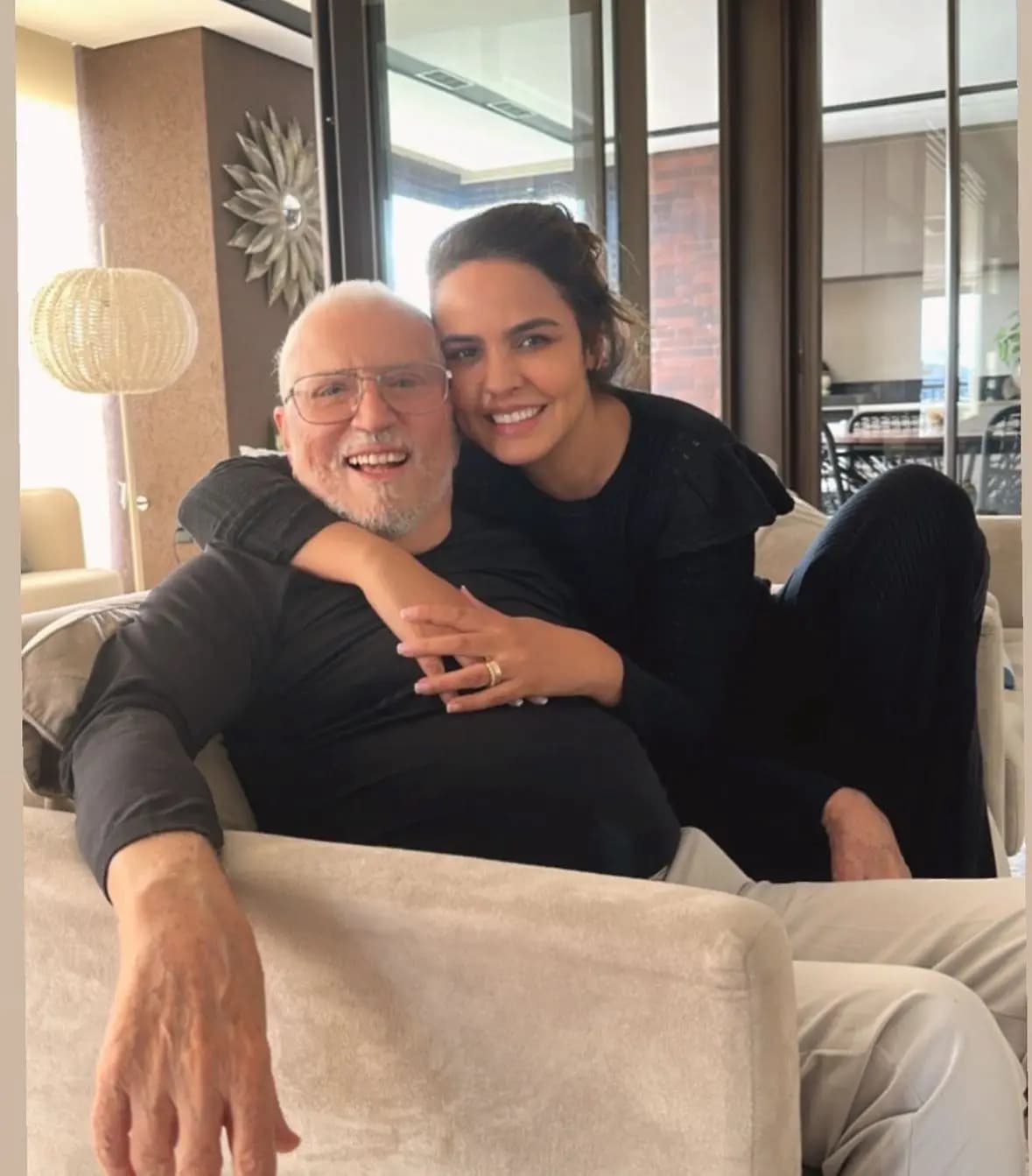 Carlos Alberto de Nóbrega celebra 10 anos de união com médica