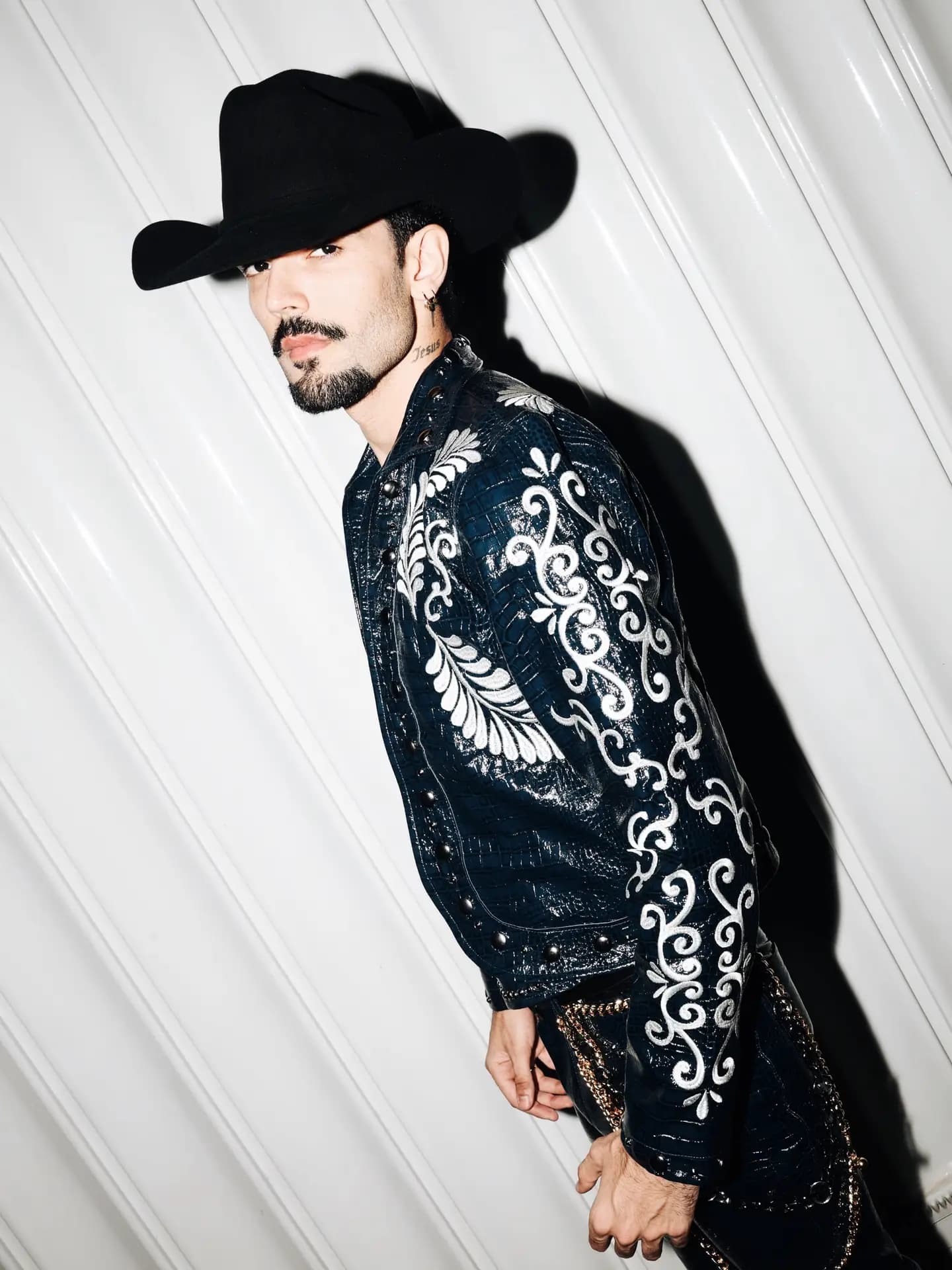 Luan Pereira exibe visual chocante e avisa: "Eu precisava"