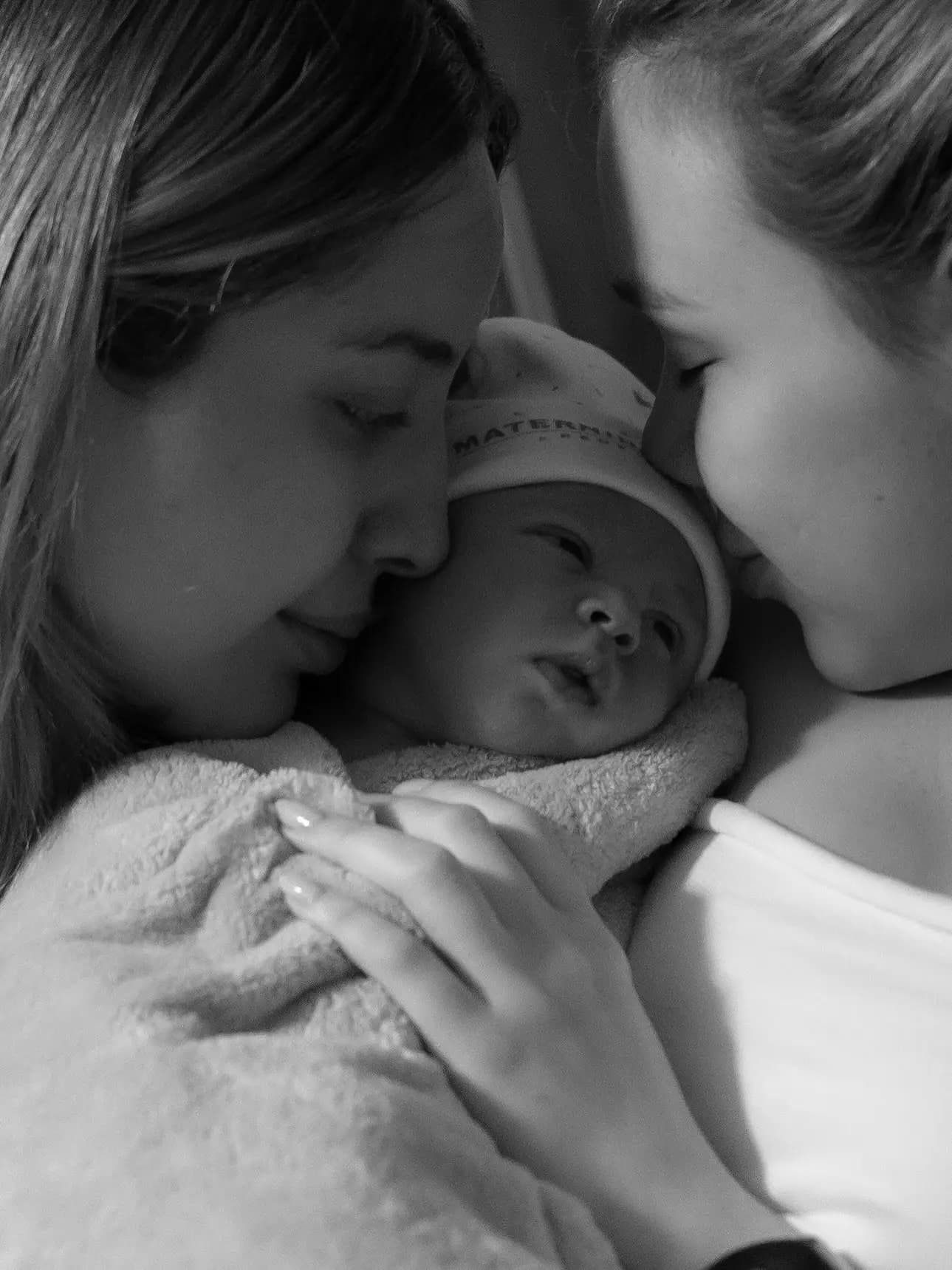 Mari Fernandez e Júlia Ribeiro celebram nascimento da primeira filha