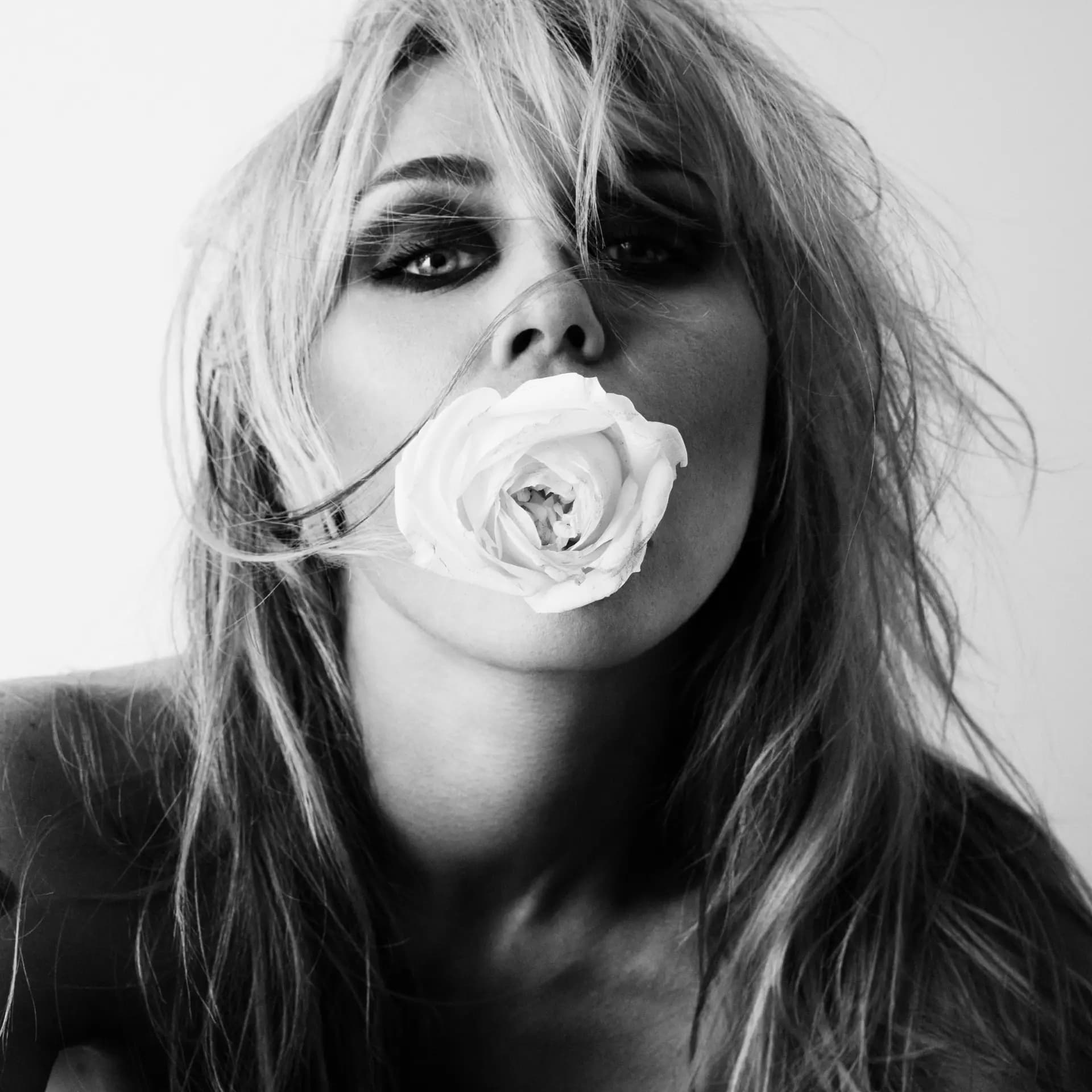 Miley Cyrus retira sobrenome das redes sociais e dá pistas sobre novo álbum
