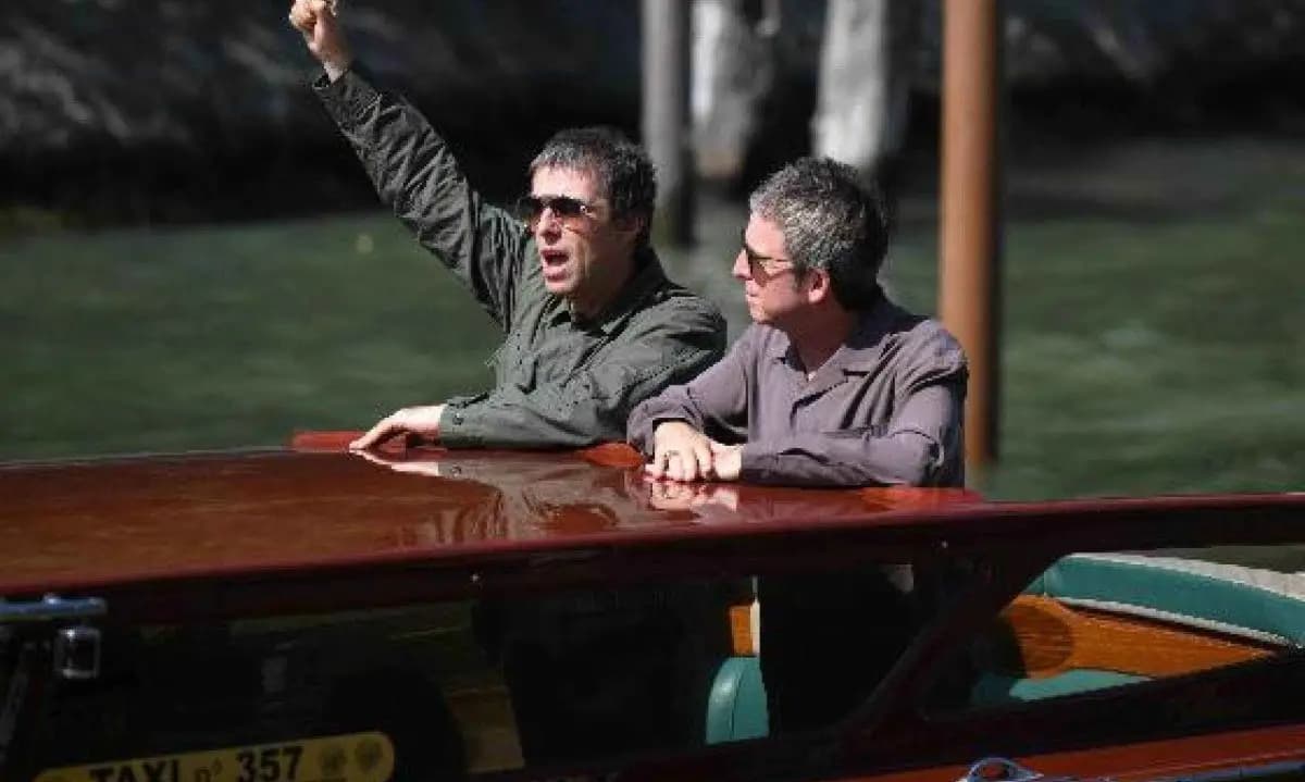 Irmãos Gallagher faltam à coletiva de imprensa de filme do Oasis, em Veneza