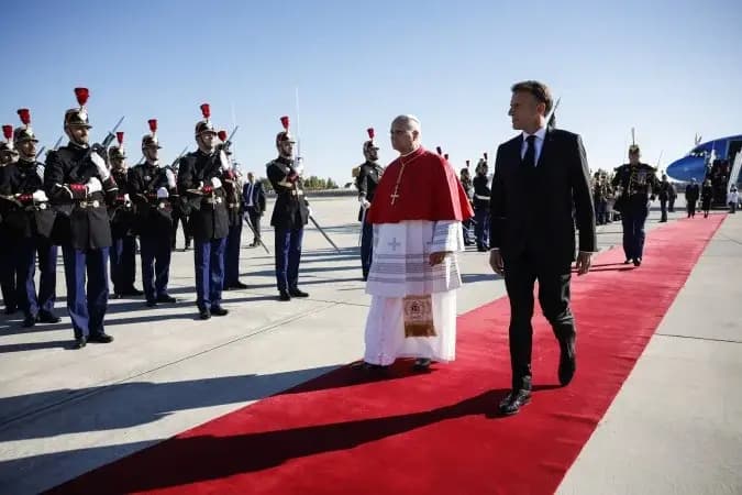 Papa Leão XIV chega à França para visita há muito esperada