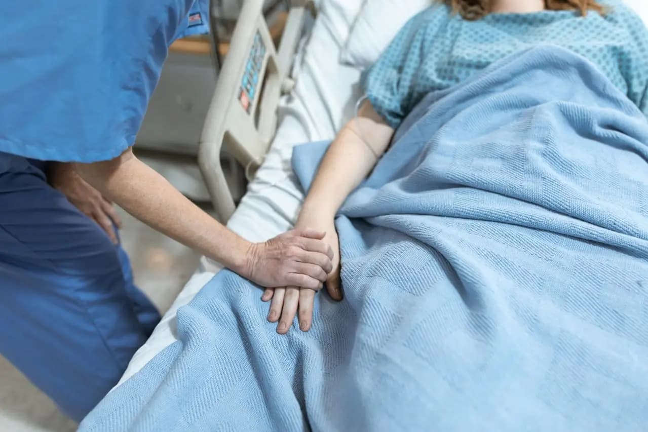 Idosa desabafa após ter prótese implantada no joelho errado