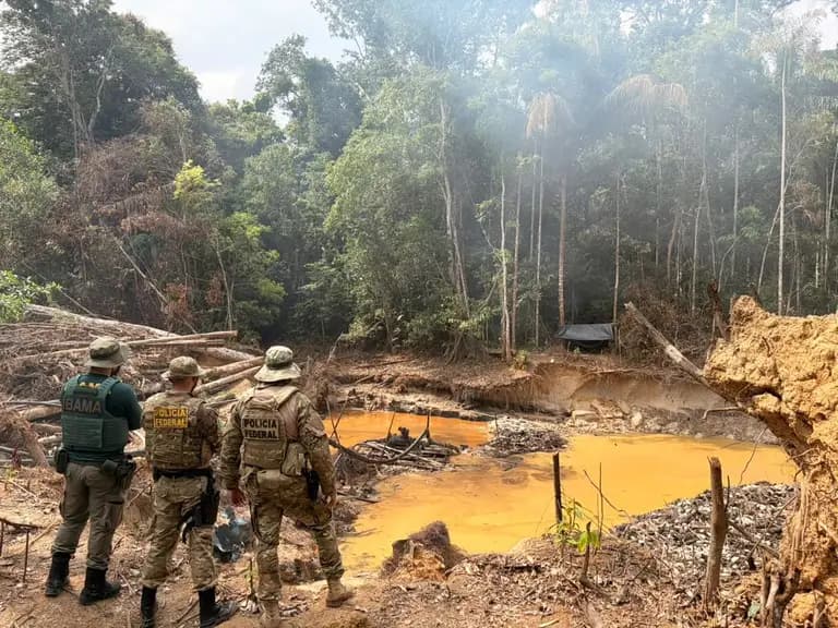 PF e Ibama destroem maquinário de garimpo em terra indígena