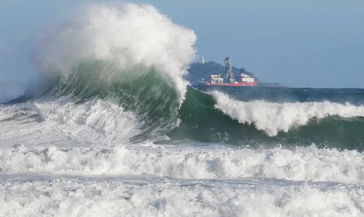 Marinha emite aviso de ressaca no litoral de São Paulo e do Rio