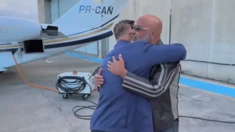 Bruno Avelar e Rick se abraçam ao entrar em avião antes de desaparecimento