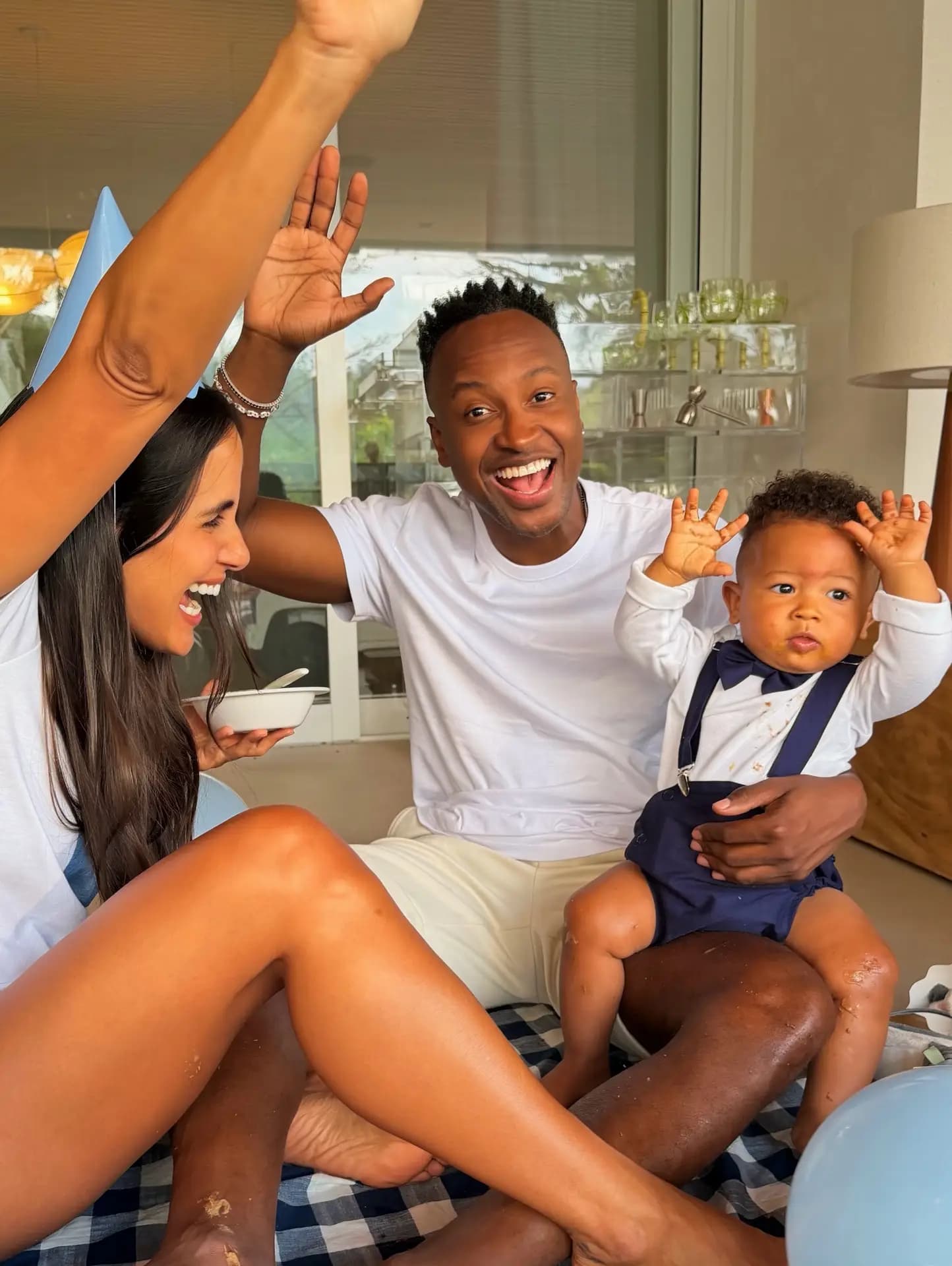 Filho de Thiaguinho e Carol Peixinho faz 1 ano com Neymar e Huck