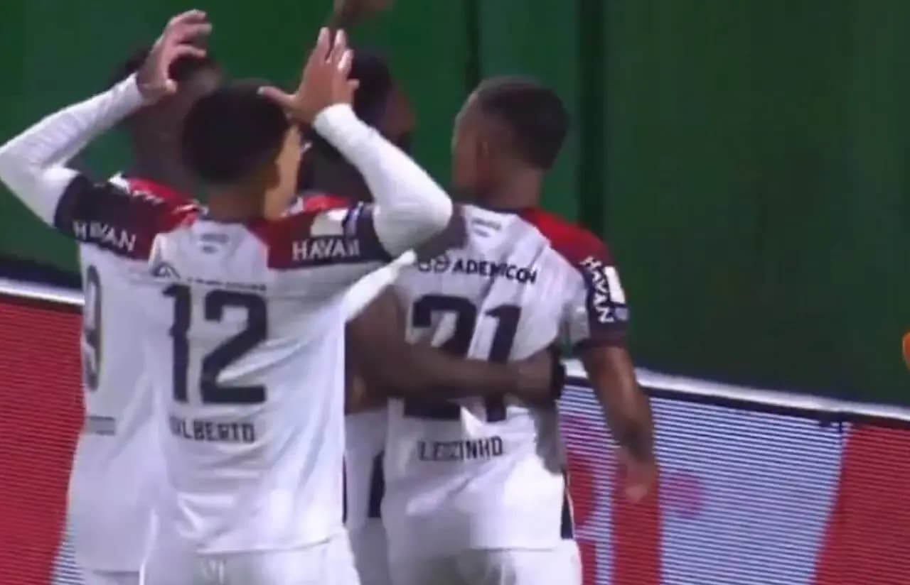 Athletico-PR goleia Chapecoense e assume 3º lugar do Brasileirão