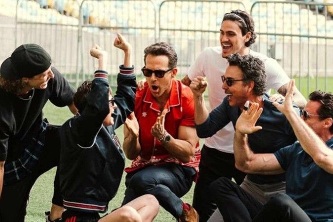 ‘Deadpool’: elenco joga futebol no Maracanã com atletas do Flamengo