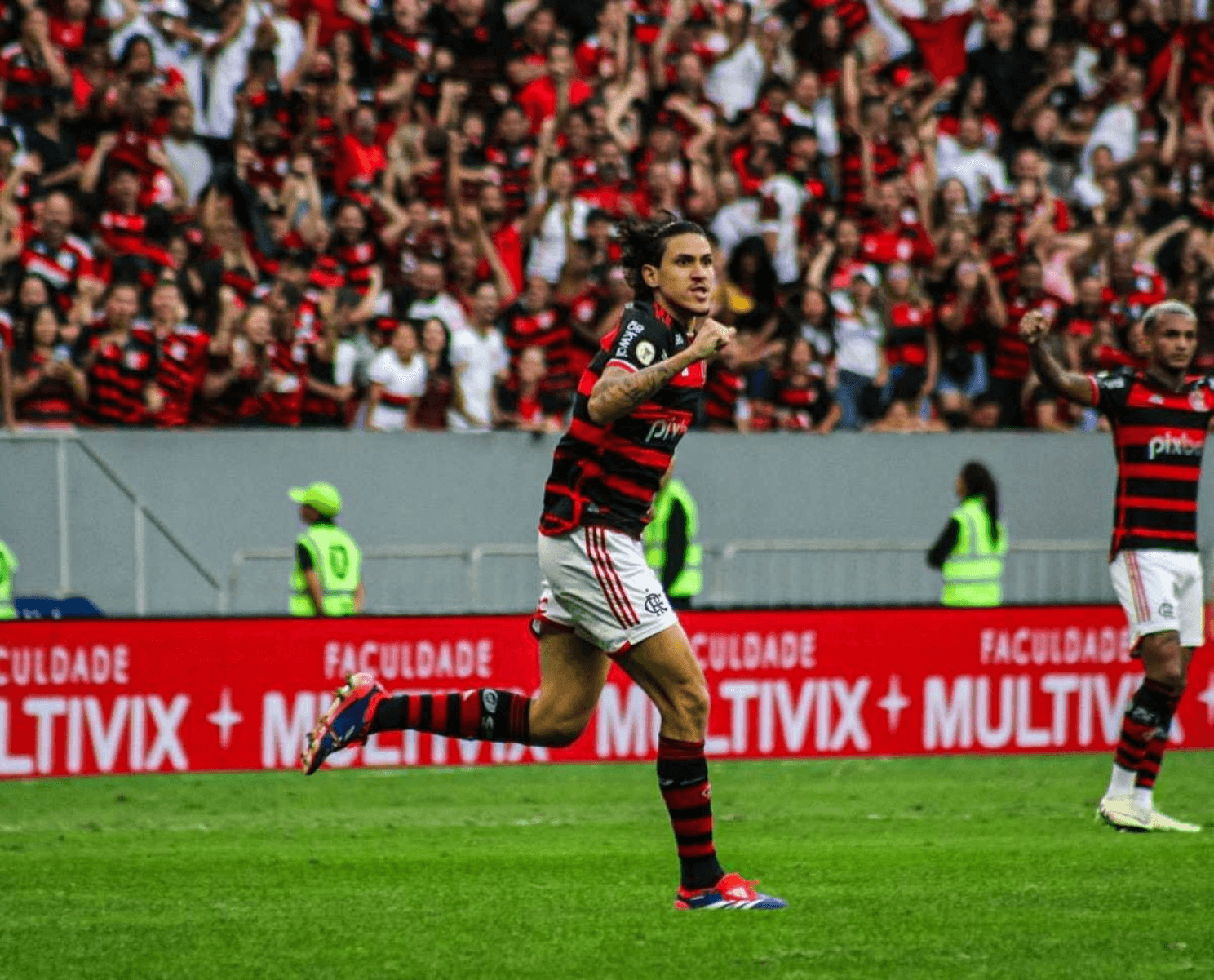 De virada, Flamengo vence Criciúma e faz a festa da torcida no Mané Garrincha