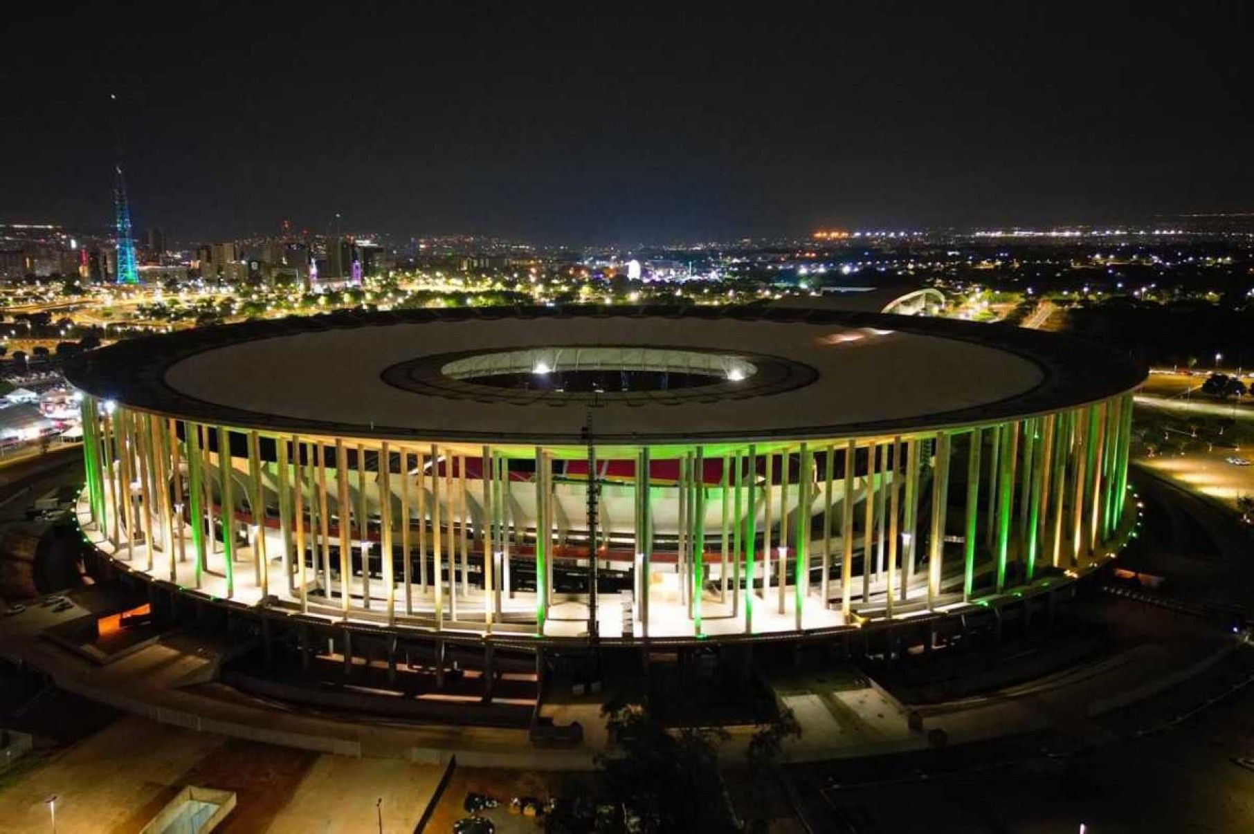 Brasília é iluminada de verde e amarelo antes do jogo da Seleção contra o Peru