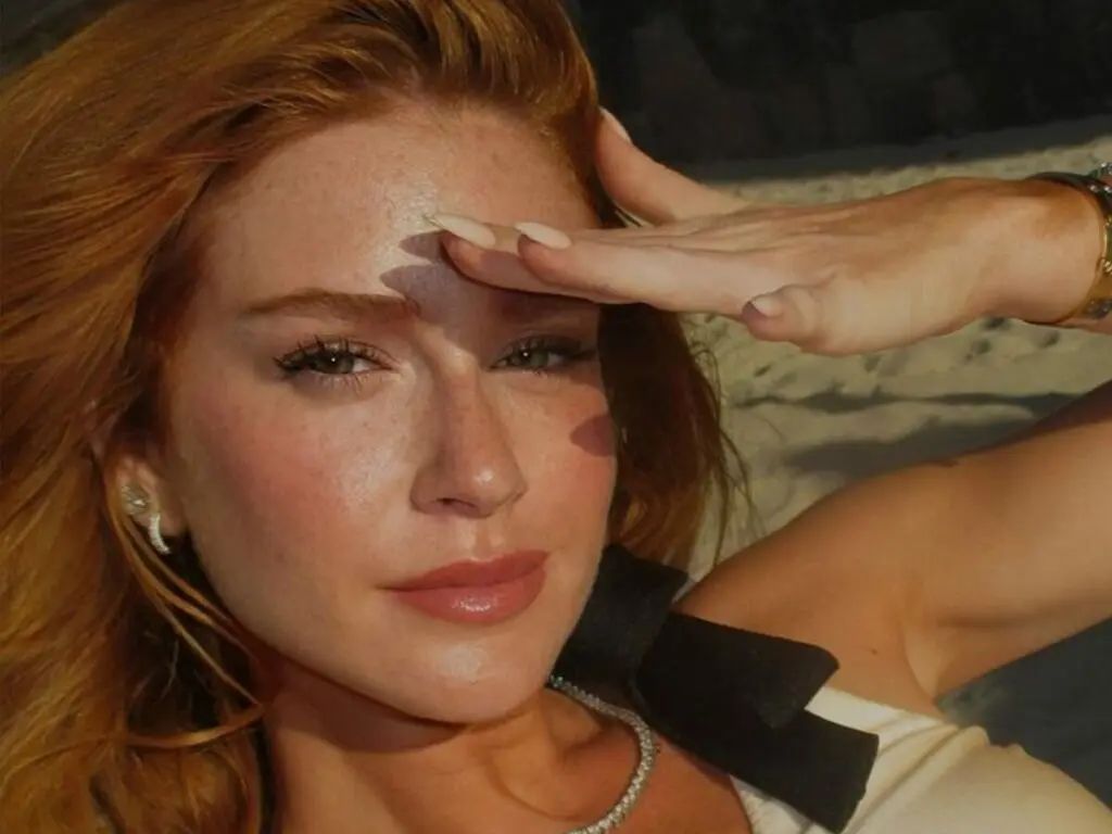 Marina Ruy Barbosa curte clima quente em cenário paradisíaco e arrasa com biquíni estiloso