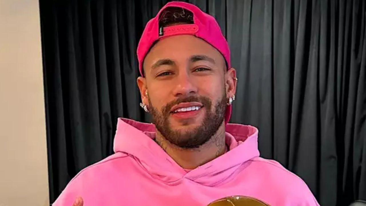 ‘Mão misteriosa’ em foto de Neymar chama atenção