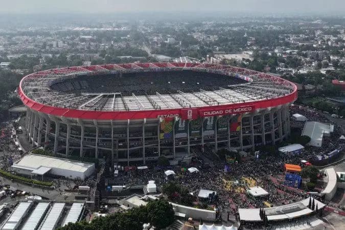 Azteca se despede da Copa com duelo entre personagens marcantes do estádio