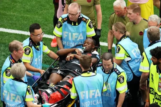 Ismaël Koné, jogador do Canadá, sofre fratura em jogo contra Catar na Copa