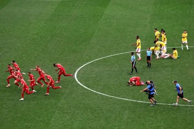 Suíça supera Colômbia nos pênaltis e vai às quartas da Copa