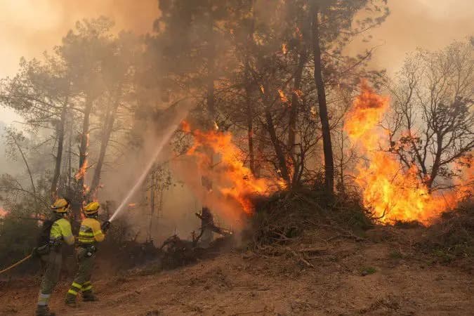 Incêndios na Espanha e na França forçam a retirada de mais de 250 mil pessoas