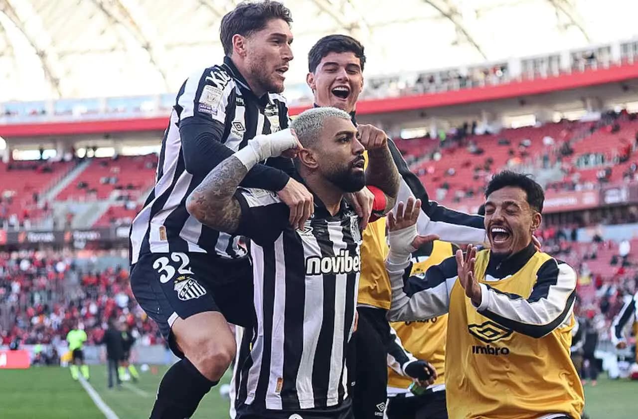 Gabigol faz dois, e Santos bate o Internacional no Beira-Rio