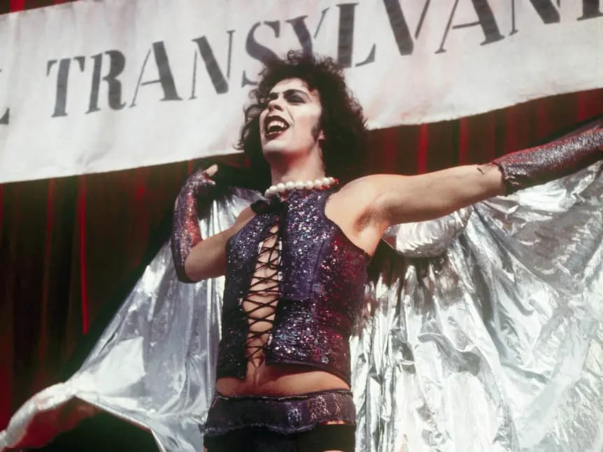 Morre Tim Curry, ator que transformou vilões em ícones do cinema, aos 80 anos