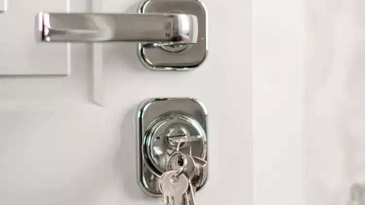 O que quase ninguém percebe ao deixar a chave na porta de casa