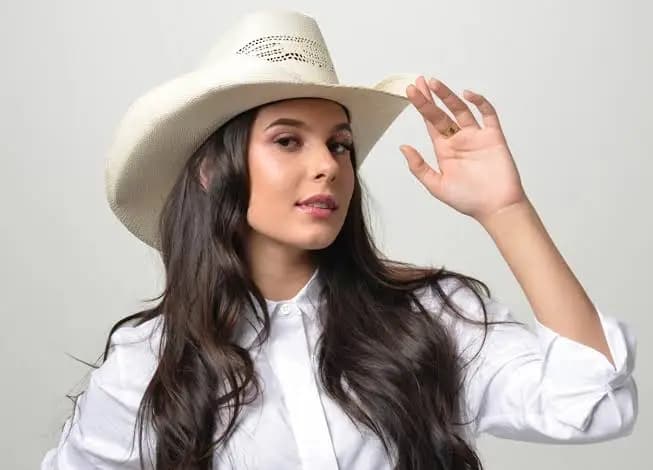 Ana Castela