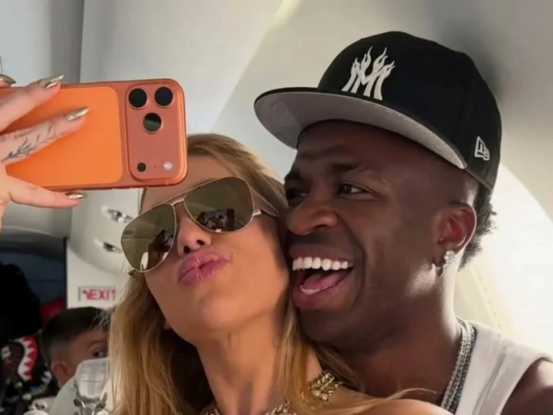 Vini Jr. e Virginia vão juntos a show de Bad Bunny; jogador se declara