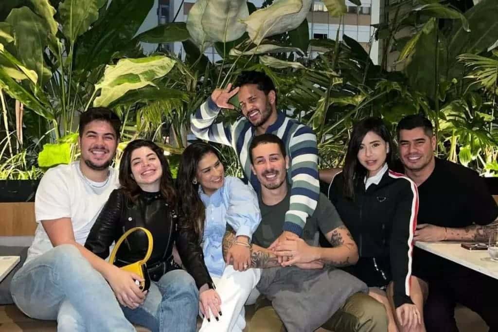 Simone Mendes posa com amigos e fãs enxergam indireta para Simaria