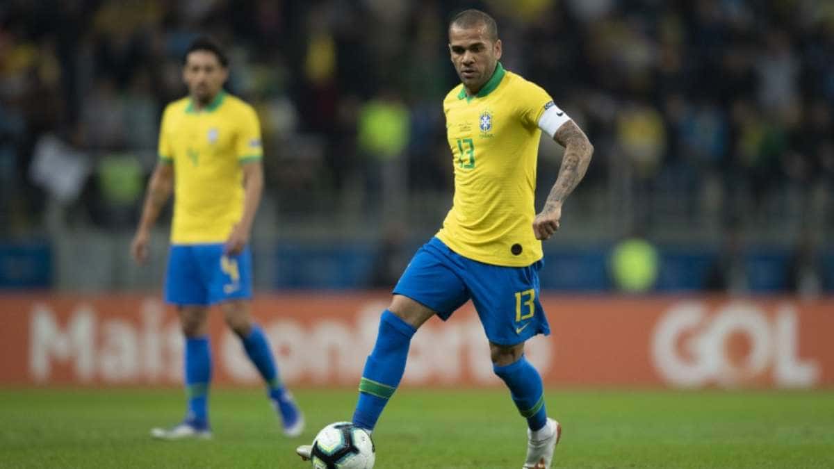 Daniel Alves fala pela primeira vez após críticas por convocação à Copa do Mundo