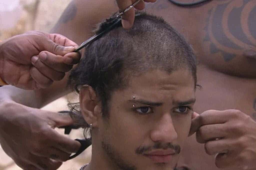 BBB 23: Gabriel Santana termina de raspar o cabelo. Veja como ficou!