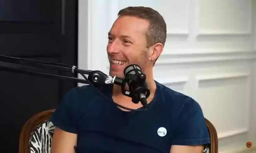 Chris Martin, do Coldplay, pede que fãs devolvam as pulseiras: ‘São caras’