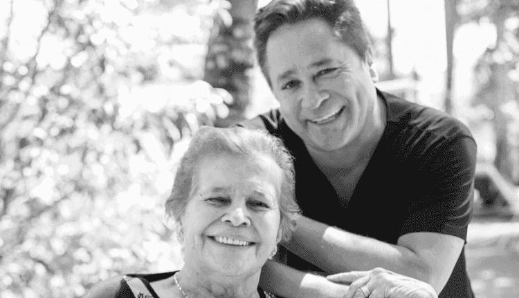Mãe de Leonardo é enterrada no mesmo túmulo que o filho Leandro
