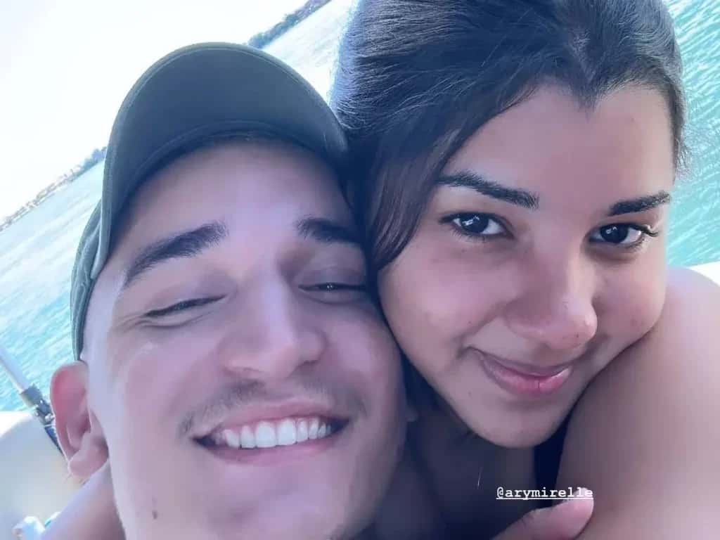 João Gomes pede Ary Mirelle em casamento e casal mostram as alianças