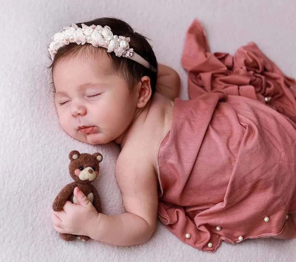 Viih Tube exibe o rosto da filha pela primeira vez