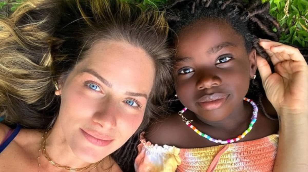 Giovanna Ewbank e a filha Titi se emocionam ao assistir “A Pequena Sereia”