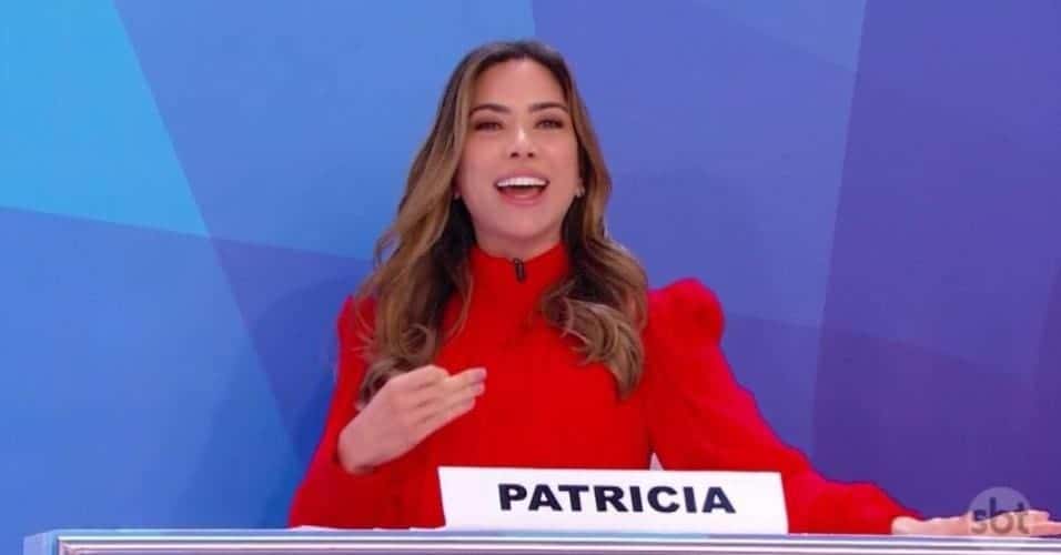 Mulher pula cenário para pegar aviãozinho de R$50 em programa Silvio Santos