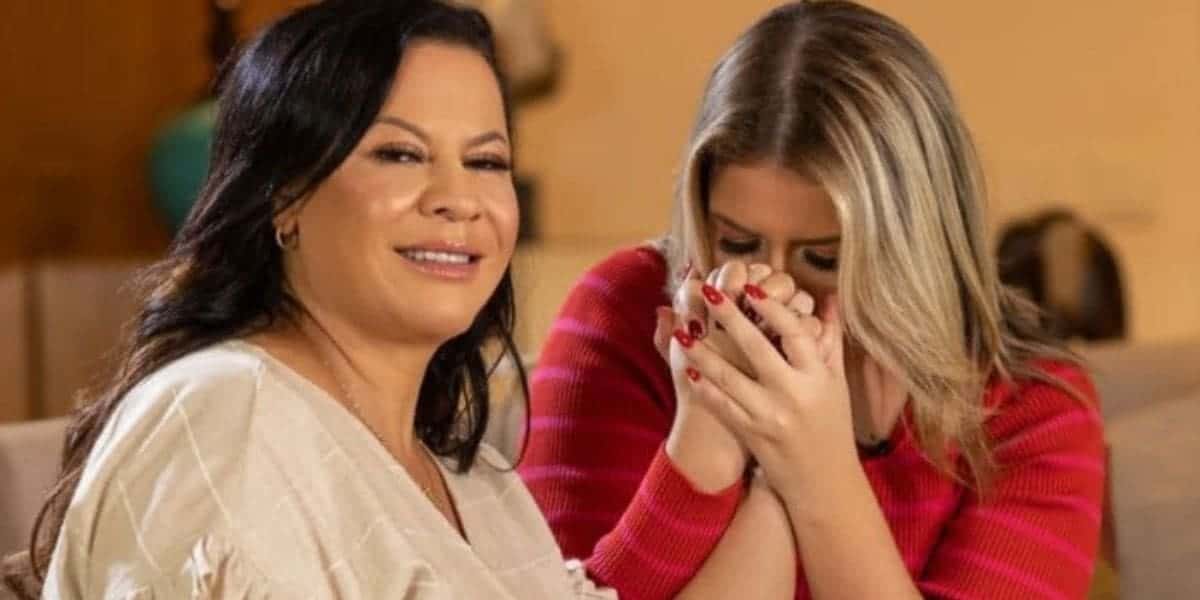 EMOCIONANTE! Mãe de Marília Mendonça canta com família de Cristiano Araújo