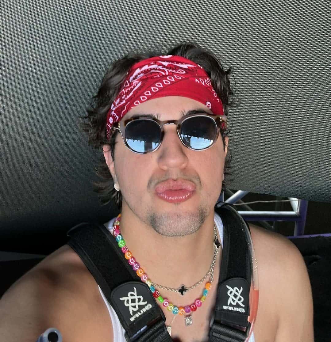 Cantor Nattanzinho presenteia mãe com uma casa