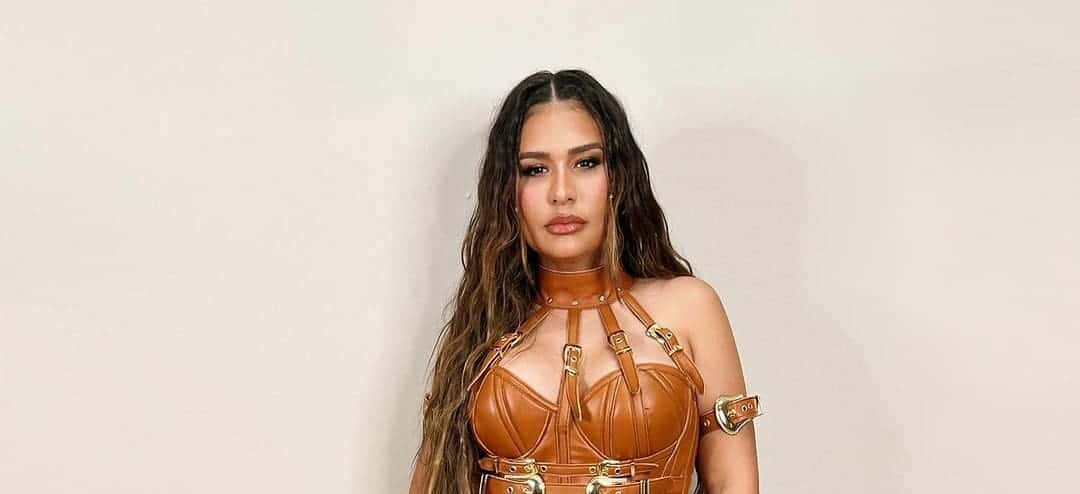Festa do Peão: Simone Mendes rasga a calça em show