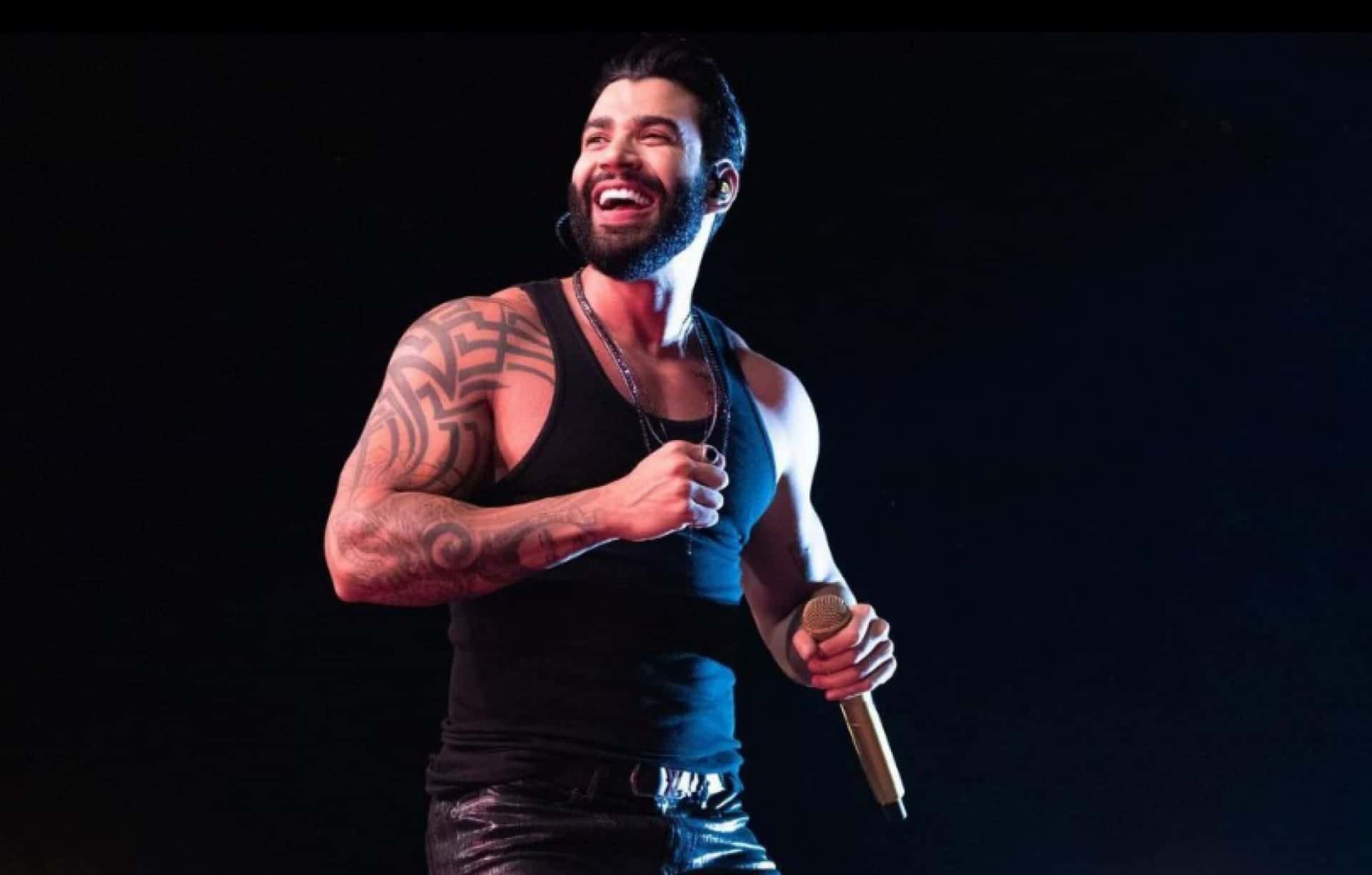 Fã tenta subir em palco de Gusttavo Lima e cai; veja vídeo