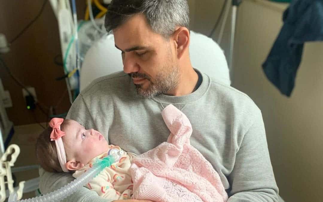 Filha de Juliano Cazarré recebe alta e volta para casa, após 11 dias na UTI