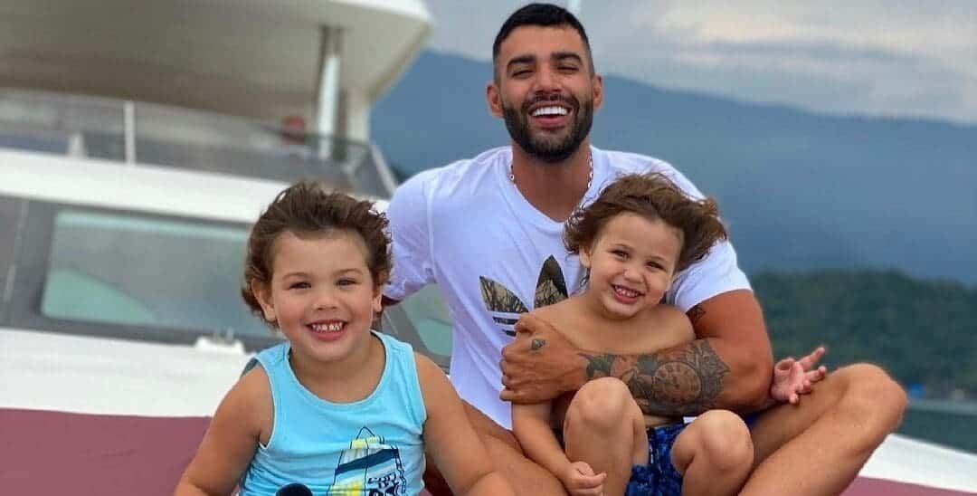 Gusttavo Lima mostra filho mais velho e fãs reagem: ‘É a cara da mãe’