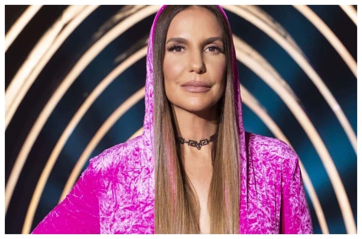 Ivete Sangalo leva cuspida na cara ao vivo e reação viraliza