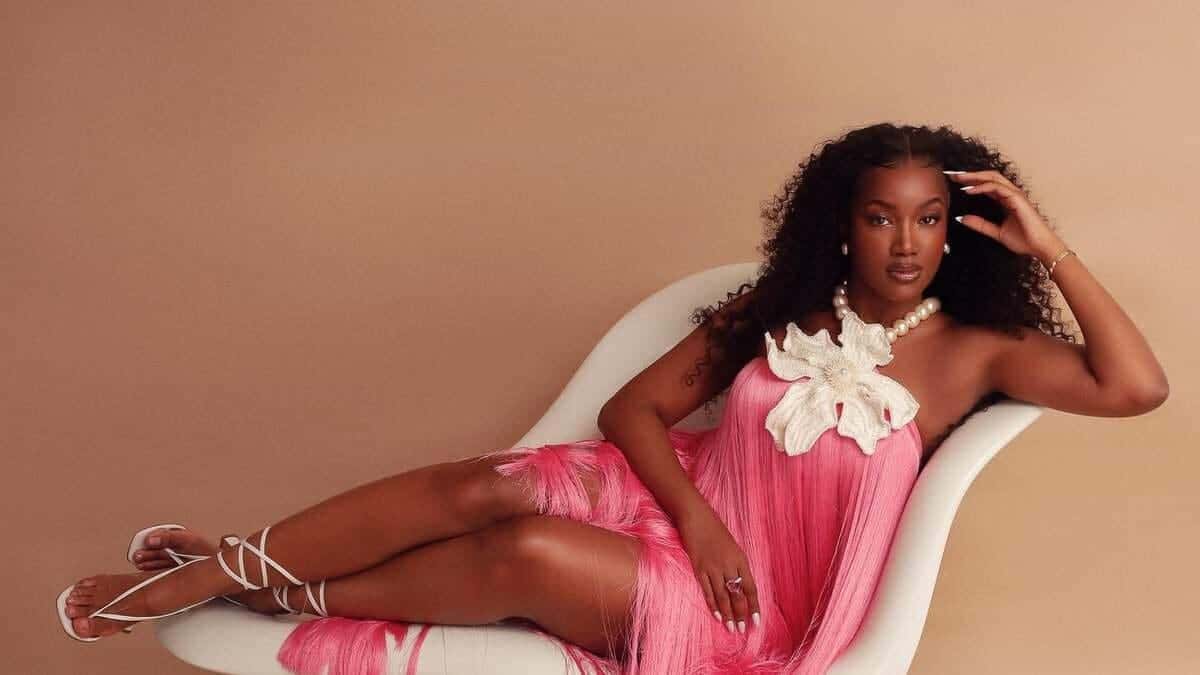 Aniversariante da semana, IZA recebe surpresa de namorado