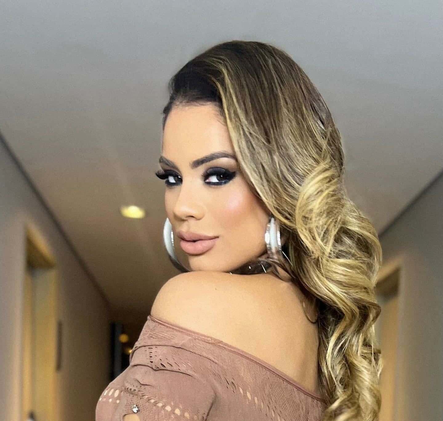 Lexa ganha viagem de última hora com amigos para Fernando de Noronha