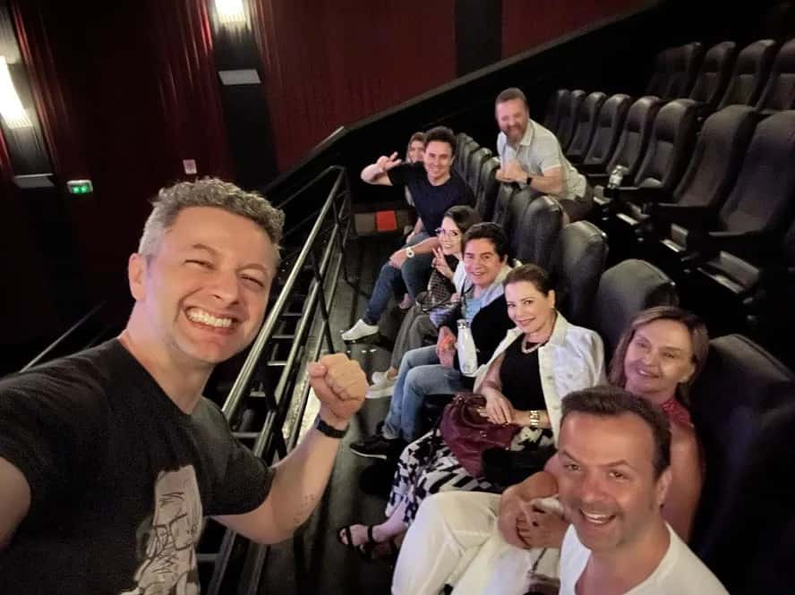 Lucas Lima vai ao cinema com Sandy e ex-sogros, Xororó e Noely