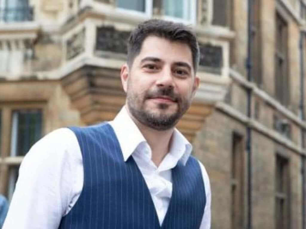 Revoltado, Evaristo Costa rasga o verbo sobre os boatos de que estaria no BBB 24: “Não gosto de me expor”