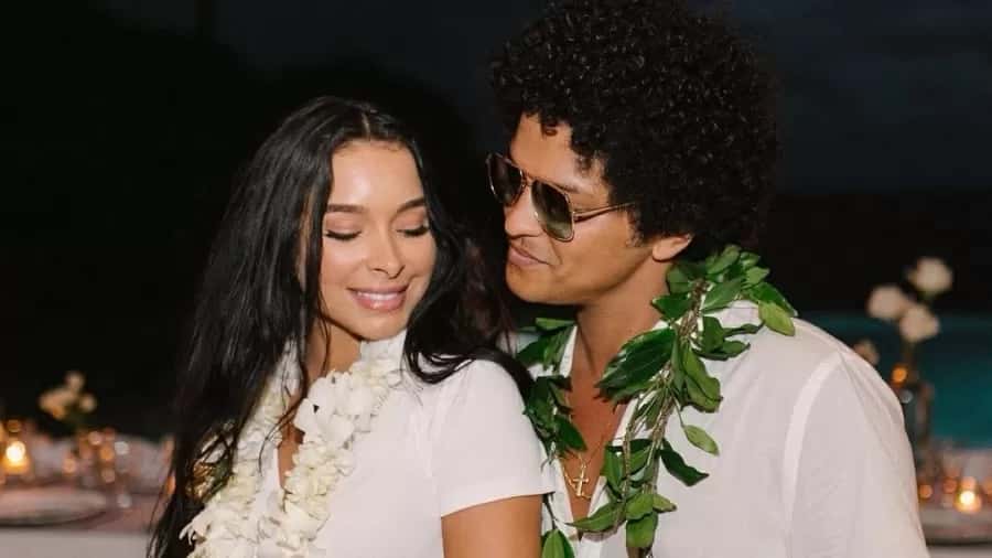 Site afirma que relacionamento de Bruno Mars e Jessica Caban está em crise