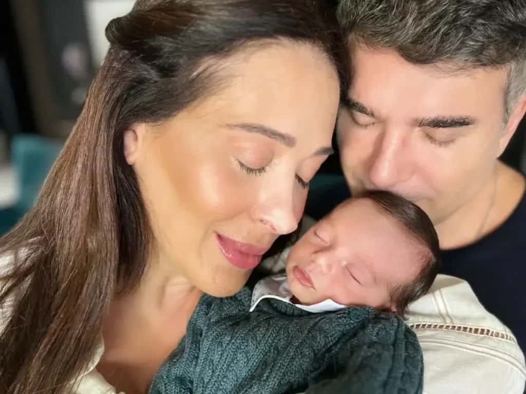 Claudia Raia posa agarradinha com o filho na web: “Melhor abraço do mundo”