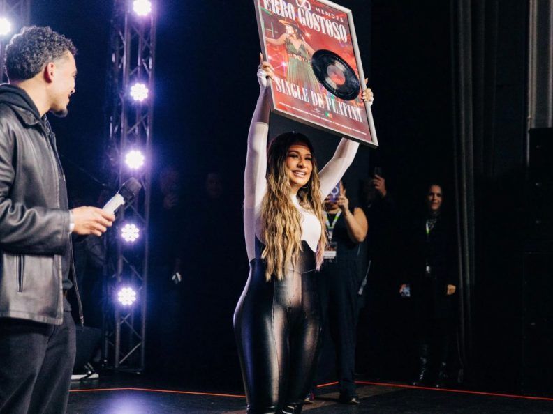 Mais um prêmio! Simone Mendes ganha disco de platina com o single “Erro Gostoso”