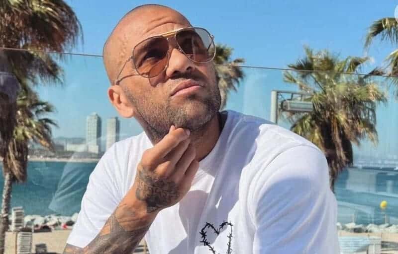 Daniel Alves celebra liberdade com amigos e familiares